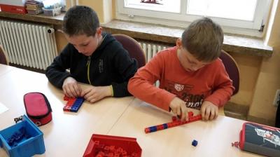 Vorschaubild: 2 Jungen bauen mit Steckwürfeln