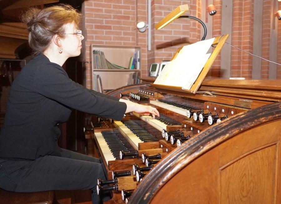 Bild: Maria Raasch/Norwegen an der Buchholz-Grüneberg-Orgel in St. Bartholomaei