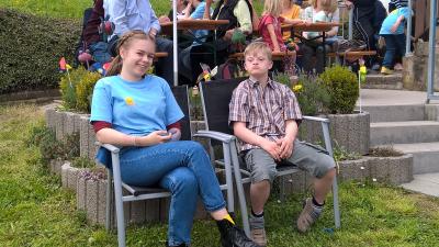 Paula und Simon genie&szlig;en das Fest im Garten 