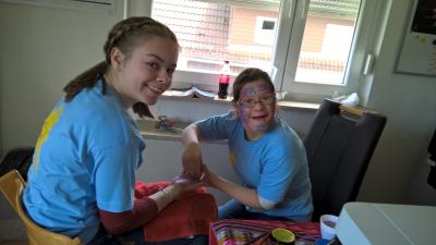 Paula Christmann bot Kinderschminken an, was Maja gleich in Anspruch nahm 