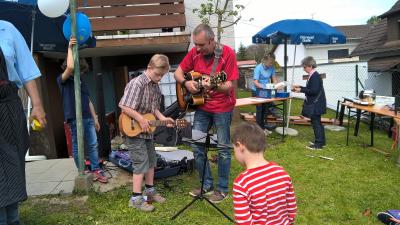 Matthias Lin&szlig;en machte Mitmachmusik f&uuml;r die Kinder, Simon spielte gleich auf der Gitarre mit 