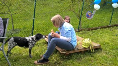 Kathrin und ihr Hund teilen sich eine Wurst 