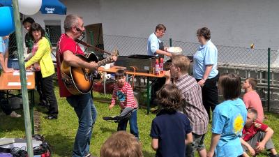 Die Kinder tanzten zur Musik 