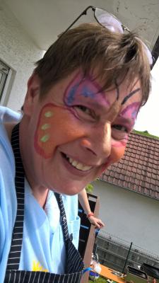 Aber nicht nur Kinder lie&szlig;en sich schminken. Katja unser bunter Schmetterling sieht auch gut aus 