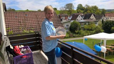 Tanja bei der Preisvergabe der Tombolapreise 
