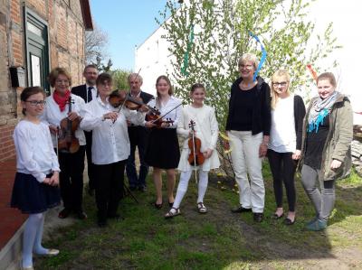 Foto des Albums: Maibaumschmücken in Breetz mit "Musica Mia"