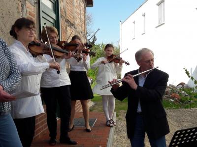 Foto des Albums: Maibaumschmücken in Breetz mit "Musica Mia"