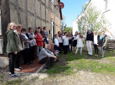 Foto des Albums: Maibaumschmücken in Breetz mit "Musica Mia"
