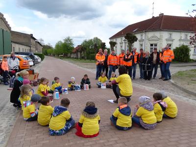 Foto des Albums: Die Kinder der Kita Sonnenschein feiern die neue Dorfstraße (09.05.2017)