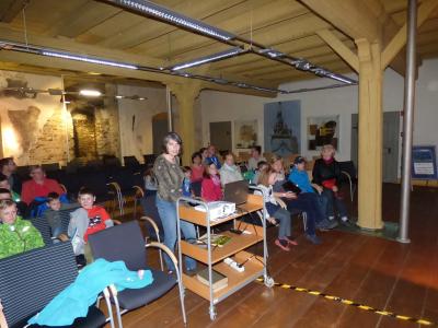 Vorschaubild: Dagmar Möhring las aus Hermeline auf Hexenreise und zeigte das Bilderbuchkino, anschließend ging es auf den Dachboden und in die Türmerwohnung