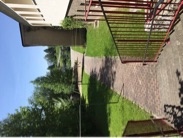 Hinter dem Hortgeb&auml;ude mit Blick zur Lausche  