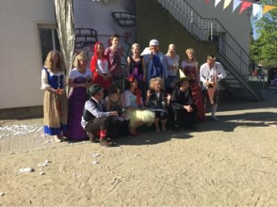 Die Theatergruppe hatte viel Spa&szlig; bei der Auff&uuml;hrung ... (eine Gruppe Eltern und Erzieher) 