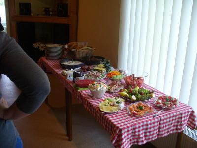 Der gedeckte Tisch  (Bild vergr&ouml;&szlig;ern)