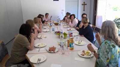 Das Mittagessen wird in gemeinsamer Runde eingenommen 