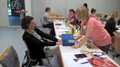 Die Seminarteilnehmerinnen &uuml;ben mit versteckten Fingern zu z&auml;hlen 