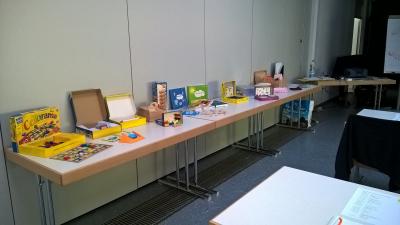 Es ist alles vorbereitet f&uuml;r die Seminarteilnehmer. Auf dem Tisch stehen Spiele und B&uuml;cher zur Begutachtung bereit 