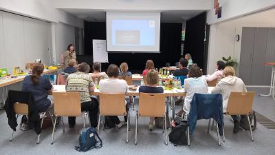 Seminarleiterin Christina Volz beginnt mit dem Vortrag 