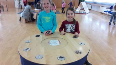Foto des Albums: Kl. 1 und 2 zu Besuch im Minimathematikum der Sparkasse ABG