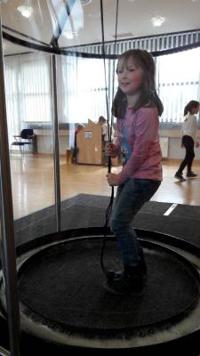 Foto des Albums: Kl. 1 und 2 zu Besuch im Minimathematikum der Sparkasse ABG