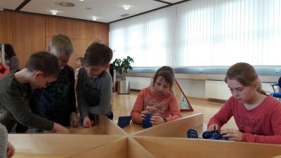 Foto des Albums: Kl. 1 und 2 zu Besuch im Minimathematikum der Sparkasse ABG