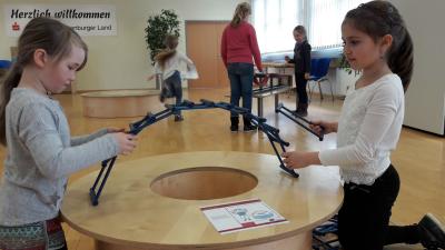 Foto des Albums: Kl. 1 und 2 zu Besuch im Minimathematikum der Sparkasse ABG