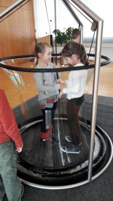 Foto des Albums: Kl. 1 und 2 zu Besuch im Minimathematikum der Sparkasse ABG