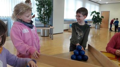 Foto des Albums: Kl. 1 und 2 zu Besuch im Minimathematikum der Sparkasse ABG
