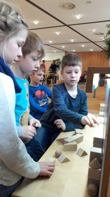Foto des Albums: Kl. 1 und 2 zu Besuch im Minimathematikum der Sparkasse ABG