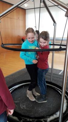 Foto des Albums: Kl. 1 und 2 zu Besuch im Minimathematikum der Sparkasse ABG