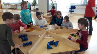 Foto des Albums: Kl. 1 und 2 zu Besuch im Minimathematikum der Sparkasse ABG