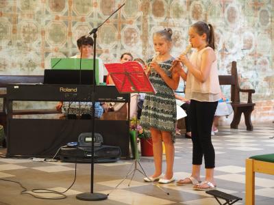 Foto des Albums: Blockflötenschüler gestalten Kirchencafé