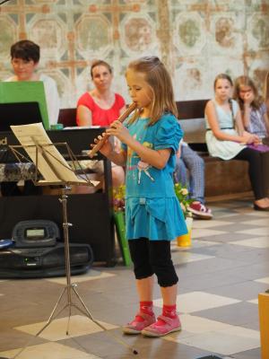 Foto des Albums: Blockflötenschüler gestalten Kirchencafé