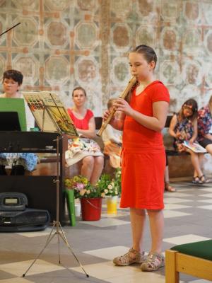 Foto des Albums: Blockflötenschüler gestalten Kirchencafé