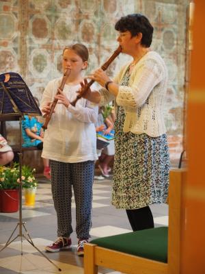 Foto des Albums: Blockflötenschüler gestalten Kirchencafé