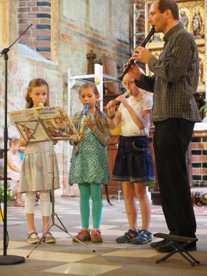 Foto des Albums: Blockflötenschüler gestalten Kirchencafé