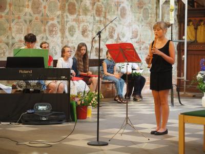 Foto des Albums: Blockflötenschüler gestalten Kirchencafé