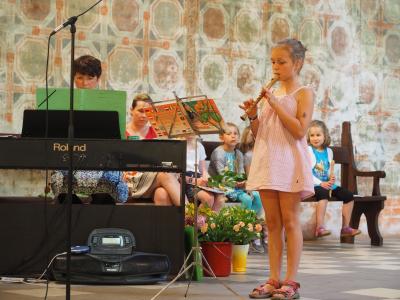 Foto des Albums: Blockflötenschüler gestalten Kirchencafé