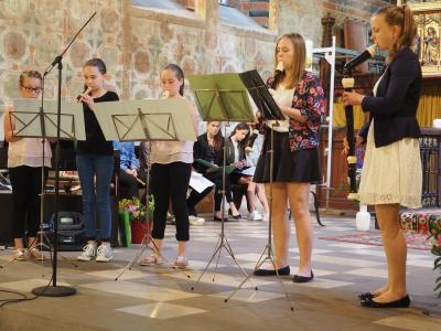 Foto des Albums: Blockflötenschüler gestalten Kirchencafé