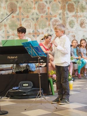 Foto des Albums: Blockflötenschüler gestalten Kirchencafé