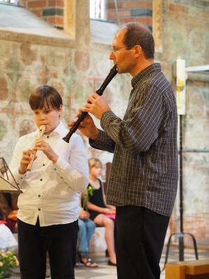 Foto des Albums: Blockflötenschüler gestalten Kirchencafé