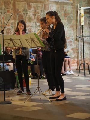 Foto des Albums: Blockflötenschüler gestalten Kirchencafé