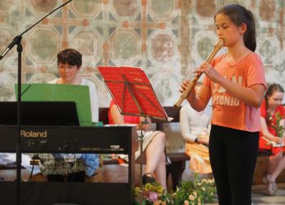 Foto des Albums: Blockflötenschüler gestalten Kirchencafé