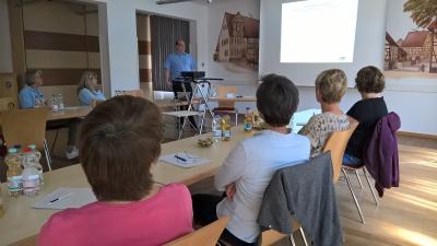 Interessierte Zuh&ouml;rer folgen den Erl&auml;uterungen des Rechtsanwalts 