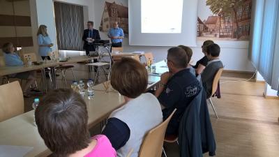Interessierte Zuh&ouml;rer folgen den Erl&auml;uterungen des Rechtsanwalts 