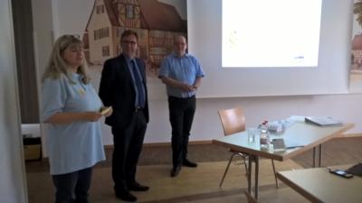 Petra Doering (Vorstand Wir DABEI!) und der Rimbacher B&uuml;rgermeister Holger Schmitt begr&uuml;&szlig;en Christoph Kapp und die G&auml;ste zu dem Vortrag &uuml;ber das neue BTHG 