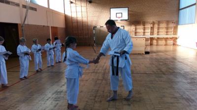 Per Handschlag &uuml;berreicht der Pr&uuml;fer Udo Rothenb&uuml;cher den jungen Karateka die Urkunden zur bestandenen Kyu-Pr&uuml;fung. H&ouml;fliches Verbeugen geh&ouml;rt zum respektvollen Umgang miteinander in dieser Kampfkunst!  (Bild vergr&ouml;&szlig;ern)