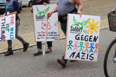 Foto des Albums: Unsere Stadt hat Nazis satt - Plakatmalaktion in Themar (01. 07. 2017)