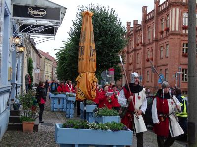 Foto des Albums: Fanfarenzug von der Goetheschule zum Rummel zur Eröffnung des Stadtfestes (30.06.2017)