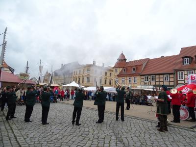 Foto des Albums: Offizielle Eröffnung des Hanse-Stadtfestes mit Fanfarenzug und Schützen (01.07.2017)
