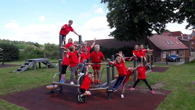 Foto des Albums: Unsere Laufgruppe beim letzten Training in diesem Schuljahr auf dem Bewegungsparcour